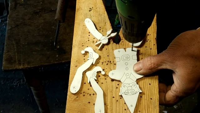 Резьба по дереву. Самая простая механическая поделка мастеровой