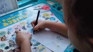 Девочка 5 лет показывает как умеет писать.