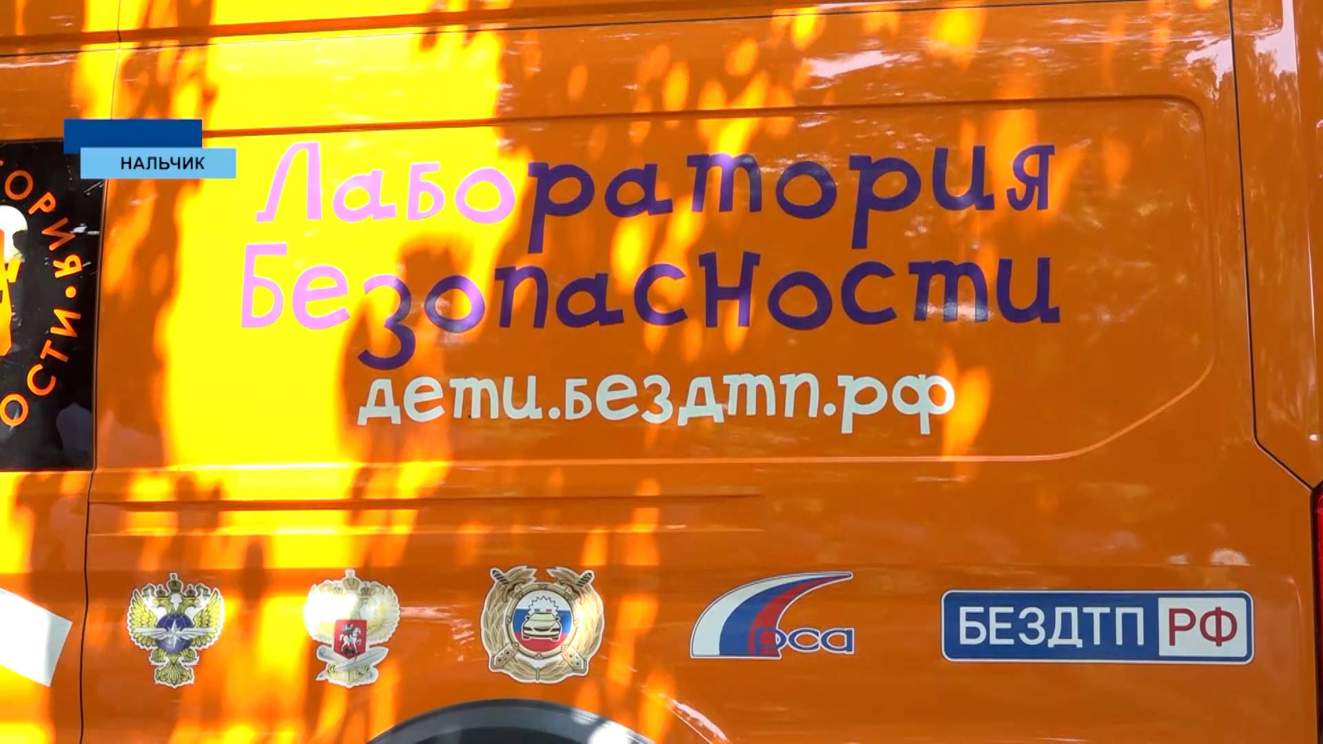 Эвакуация пострадавших, первая медицинская помощь и освежающий душ из пожарных рукавов... смотреть онлайн