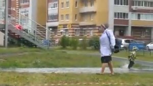 Мальчик бегает по лужам