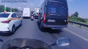 Suzuki SkyWave 650 (Burgman 650) едет по пробке