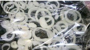 Мясо в рукаве на луковой подушке