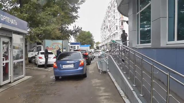 02.09.2016 На ул. Мавлютова машины ездят по тротуару 05027 смотреть онлайн