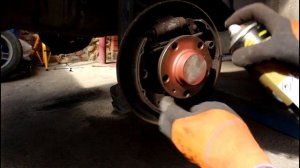 Проверка задних колодок и замена тормозной жидкости на Шкода Фабиа 1,2 Skoda Fabia 2007