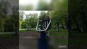 Русская бабушка на тренажерах в городе