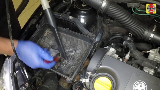 How to Replace the air filter on the Vauxhall Combo Van 2001 to 2012 смотреть онлайн