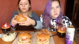 Mukbang Мукбанг Наконец-то снимаем вдвоём Домашние Бургеры Коул Слоу и на десерт веселенькая Вика