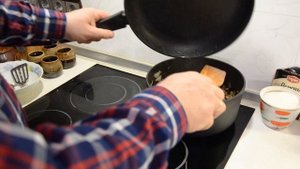 Грибной жульен. (Жареные грибы в горшочках с луком, сметаной и сырной корочкой).