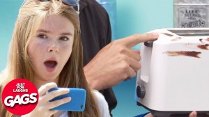 Gen Z Doesn't Know How To Use Toaster | Just For Laughs Gags - Поколение Z не умеет пользоваться тос