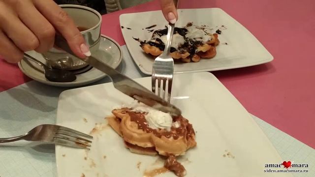 Вафли с шоколадом и карамелью