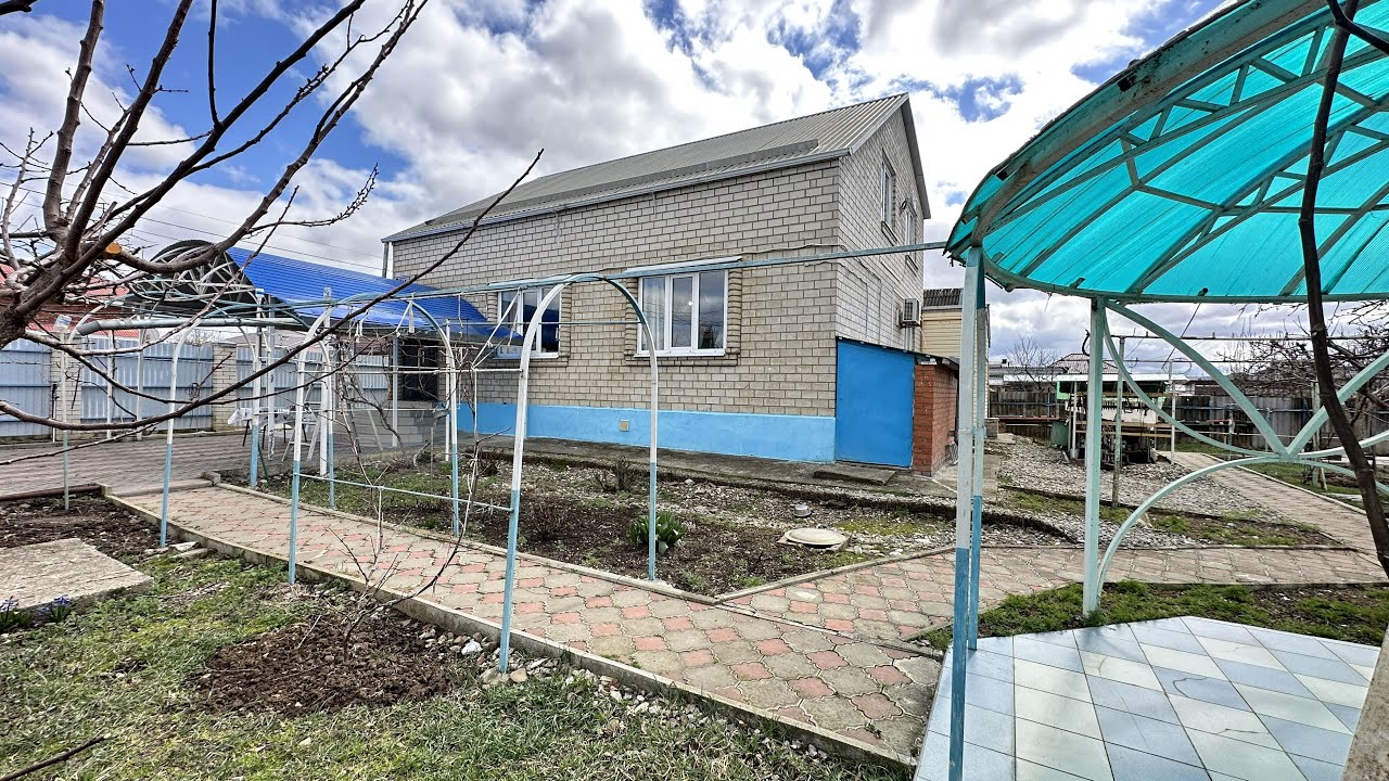 Добротный дом с  четырьмя спальнями, отличным с садом в предгорье