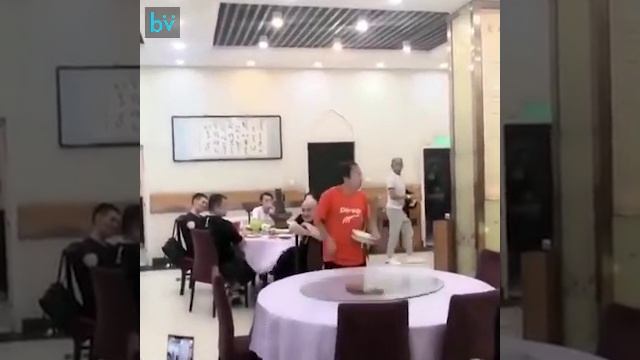 Ловкий официант.mp4 смотреть онлайн