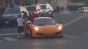 Неадекваты на дорогах, на улицах, невероятное видео