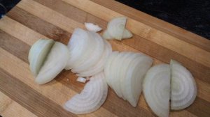 Свиная печень с репчатым и зеленым луком