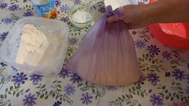 Воздушное как пух ,быстрое в приготовлении ,дрожжевое тесто в пакете из холодильника. смотреть онлайн