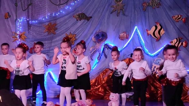 Новогоднее выступление младшей группы танцевального коллектива "Жемчужина" Каменск смотреть онлайн
