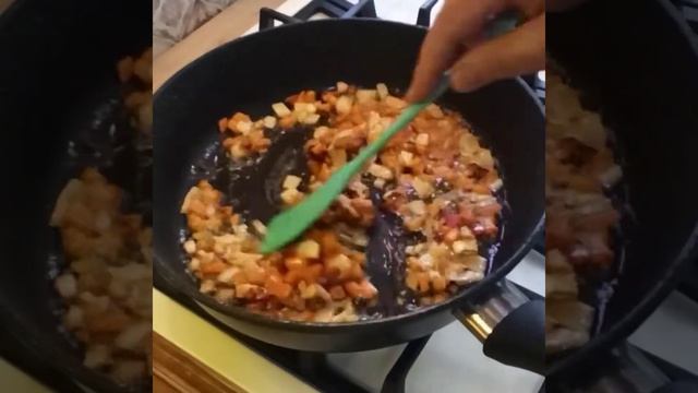 Гороховый суп с копченостями и чипсами из свиной грудинки . смотреть онлайн