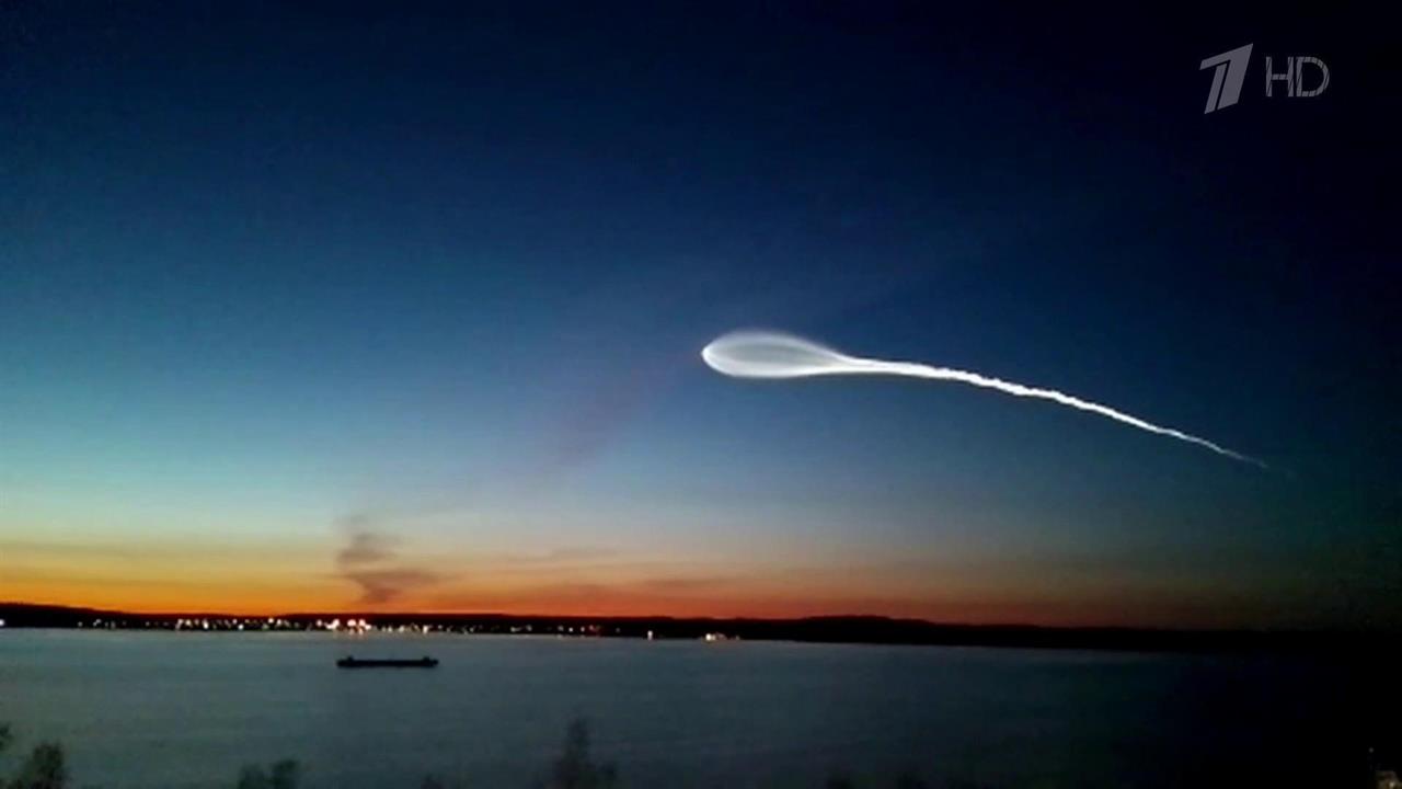 Ракета-носитель "Союз-2.1б" вывела на орбиту группу военных спутников