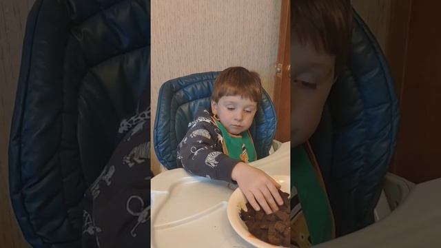 Малыш засыпает и не может отказаться от сухариков смотреть онлайн