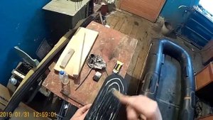 Клею опоры для скамеек на резиновой лодке