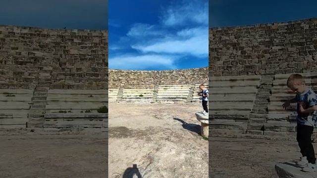 Древний и величественный Salamis. Амфитеатр. город основан 3000 лет назад.