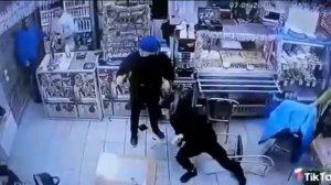 ОДИН РАСКИДАЛ ТОЛПУ