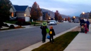 Америка, Юта. Хэллоуин, прогулка по улицам Америке. Дети ходят по домам. Halloween.