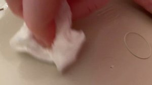 Убираем КЛЕЙ ОТ ЭТИКЕТКИ! 1 минута и готово! How to REMOVE STICKER RESIDUE LABEL! 1 minute