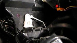 Работа мотор-редуктора заслонки в блоке климата Мазда 6