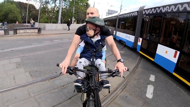 Катаем с малышом на велосипеде по городу и машем трамвайчикам смотреть онлайн