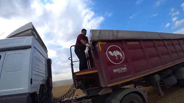 Mercedes-Benz Axor КАКОВ ОН В ПОЛЕ  В СРАВНЕНИИ С КАМАЗОМ - МАЗОМ  ПЕРВОЕ ВПЕЧАТЛЕНИЕ ВЛАДЕЛЬЦА смотреть онлайн