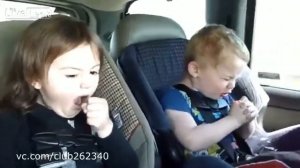 Маленькие дети поют рок