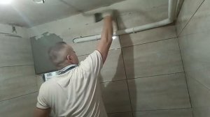 Как обойти трубу плиткой.