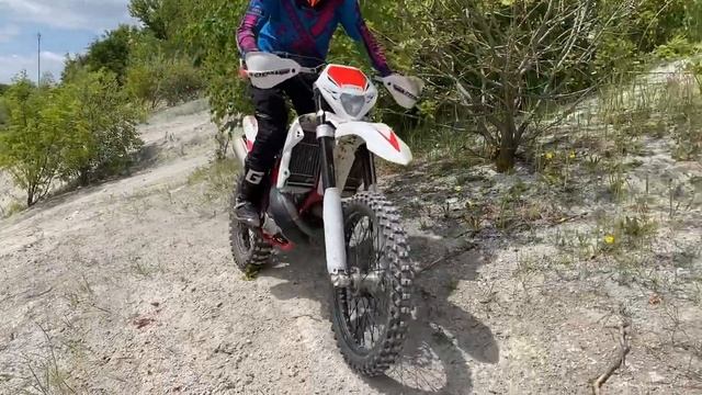 Света боится спускаться и зажимать передний тормоз. Учимся. смотреть онлайн