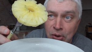 Я кушаю кусочки ананаса