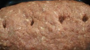 запеченный мясной рулет из фарша с яйцом