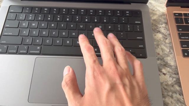 M1 Pro 14 inch Macbook Pro  vs M1 Macbook Air смотреть онлайн