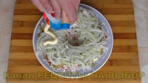 Салат на пасху из колбасы, мяса, лука, огурцов, сыра и яиц с майонезом. #салат #салаты #пасха