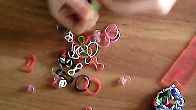 Урок #2 (как плести из резинок браслеты) смотреть онлайн