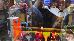 ШКОЛЬНИКИ ЛОМАЮТ АВТОМАТ?! ВЫТАЩИЛИ ШИКАРНЫЕ ПРИЗЫ ИЗ АВТОМАТА В ИГРОТЕКЕ! ДОЧКА ДОВОЛЬНА ВЫИГРЫШЕМ