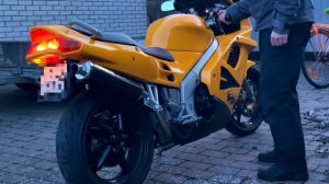 Honda VFR750 (yellow): revving