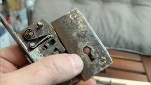 Мебельные замки без ключей с одного предмета.