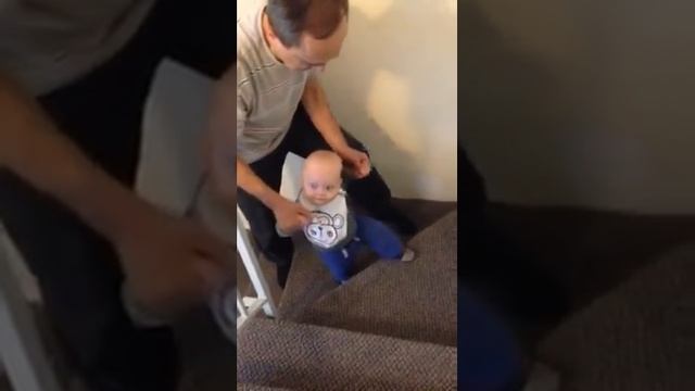 Андрюша лезет по ступенькам вверх (8.5 месяцев) смотреть онлайн