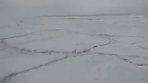 лед ломается над рыбаками на байкале
