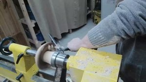 Небольшая ваза на ножке с естественным краем из берёзового сувеля. Рисунок дерева внутри вазы.