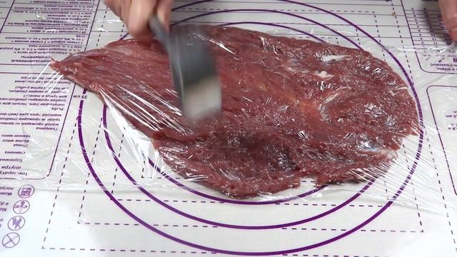Слоёный мясной рулет с начинкой. Отличная идея для сытного ужина!