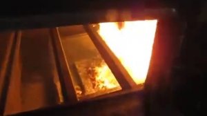 Горение пеллет в пелетной горелке совкового типа