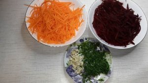 Салат из сырой свеклы и моркови.