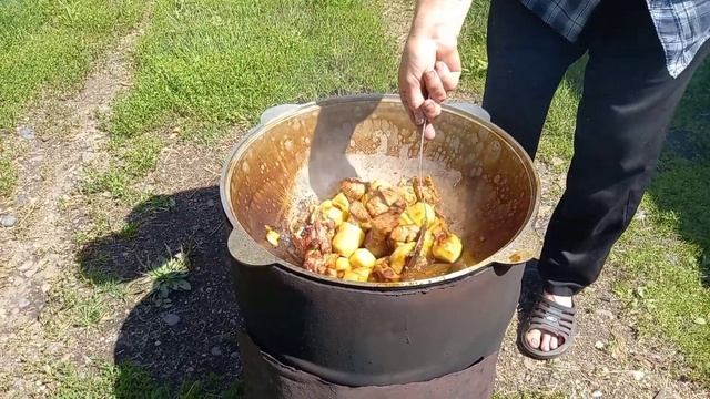 ТУШЕННЫЙ КАРТОФЕЛЬ С МЯСОМ В КАЗАНЕ смотреть онлайн