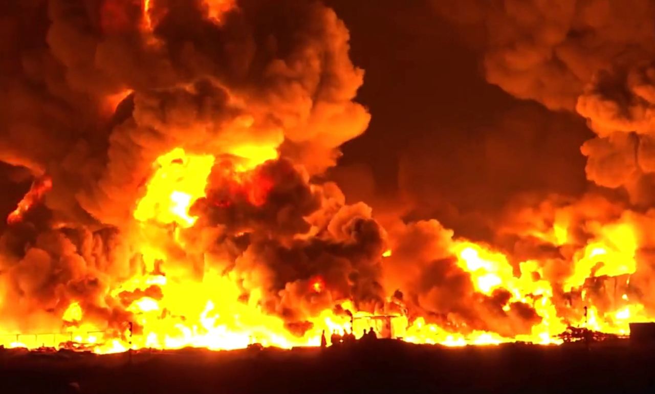 Кадры пожара на маслобойном заводе в Сумгаите